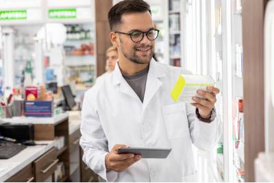 Farmacista con scatola medicine in mano
