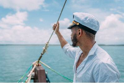 marinaio che scruta l'orizzonte